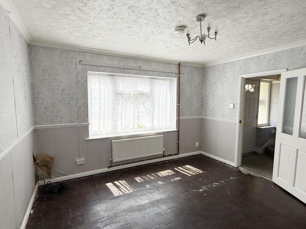 Lot: 95 - HOUSE IN NEED OF IMPROVEMENT - View of Living Room in House in Need of Improvement